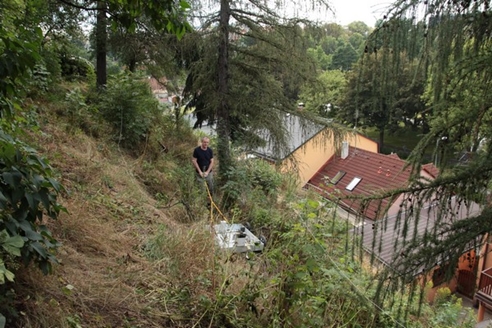 Cart towed by hand